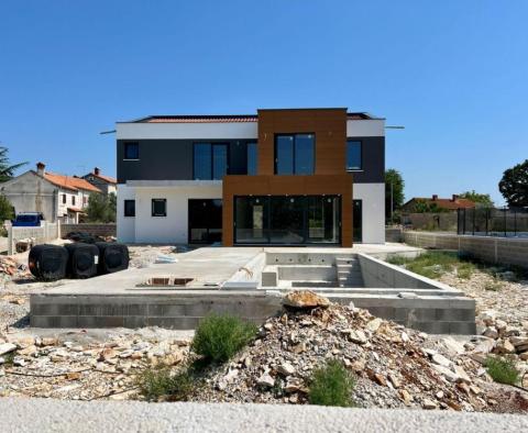 Entwerfen Sie eine neue Villa mit Pool in Marcana 