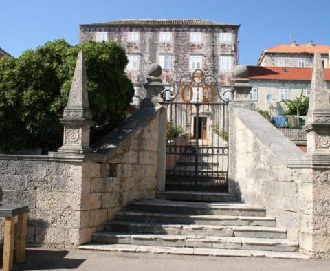 Manoir en pierre à 20 mètres de la mer à Orebic 