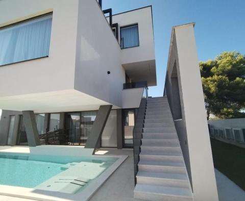 Ohromující nová moderní vila v Medulinu, 150 metrů od moře - pic 10