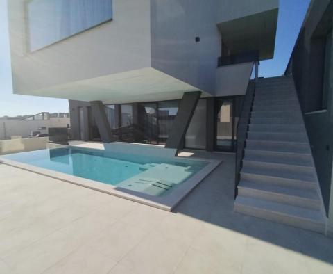 Ohromující nová moderní vila v Medulinu, 150 metrů od moře - pic 11