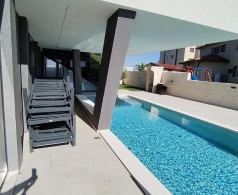 Ohromující nová moderní vila v Medulinu, 150 metrů od moře - pic 60
