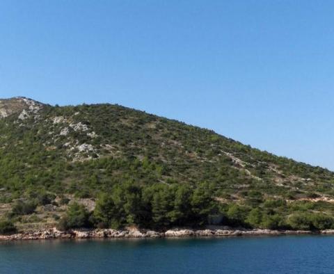 Fantastic T1 land plot on highly demanded island of Hvar, only 50 meters from the sea 