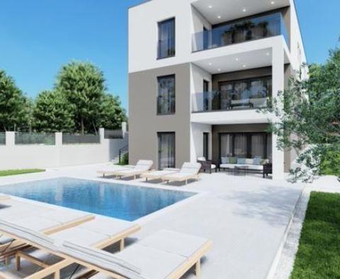 Nový apartmánový komplex s bazénem moderní architektury v regionu Poreč, 8 km od moře 