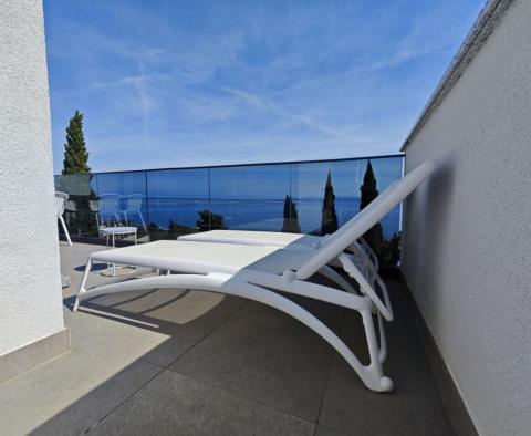 Отличная туристическая недвижимость с 8 апартаментами в Цриквенице, в 300 метрах от моря, с бассейном - фото 5