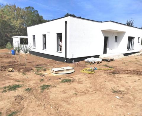 Modernes einstöckiges Haus mit Swimmingpool inmitten der Natur in Krsan - foto 10