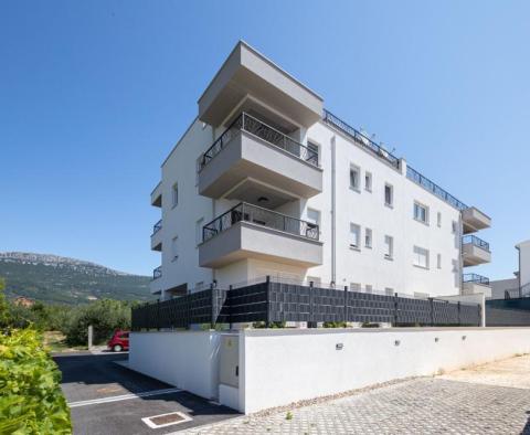 Außergewöhnliches Duplex-Penthouse am Stadtrand von Split mit offenem Meerblick, nur 250 Meter vom Meer entfernt - foto 5
