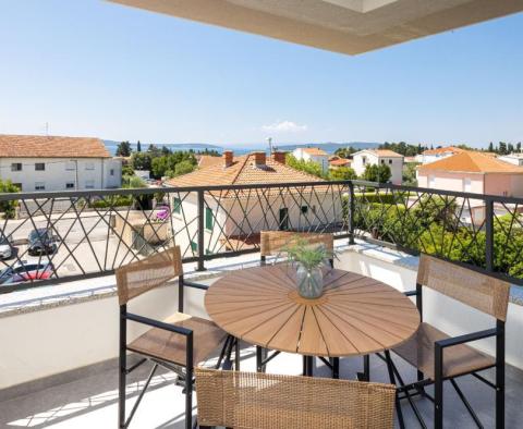 Außergewöhnliches Duplex-Penthouse am Stadtrand von Split mit offenem Meerblick, nur 250 Meter vom Meer entfernt - foto 4