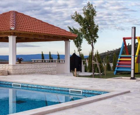 Impressive villa in the mounts overlooking Split riviera - pic 9