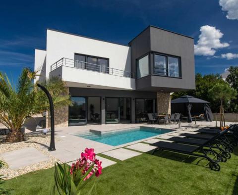 Hervorragende moderne Villa auf Krk, 500 Meter vom Meer entfernt 