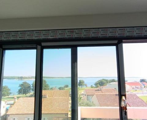 Beautiful apartment with a terrace and a view in a new building 100 meters from the sea in Medulin - pic 16