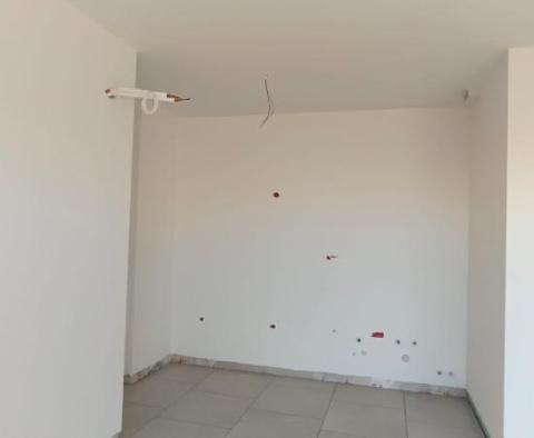 Apartment on the ground floor of a new building 100 meters from the beach, view, terrace, parking - popular Medulin - pic 14