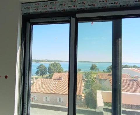 Квартира в новостройке с большой террасой в 100 м от моря в Медулине, панорамный вид на море - фото 14