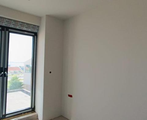 Квартира в новостройке с большой террасой в 100 м от моря в Медулине, панорамный вид на море - фото 18