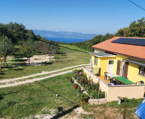 Дом в районе Лабин с солнечными батареями, 9300 кв.м. вид на землю и море - фото 7
