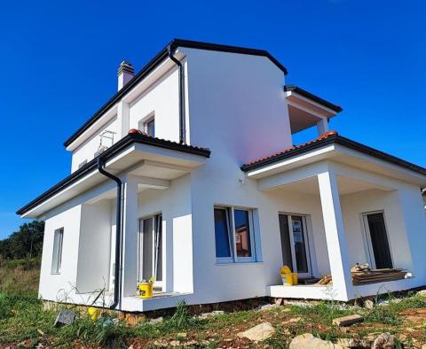 Neues Haus in der Gegend von Buje steht zum Verkauf 