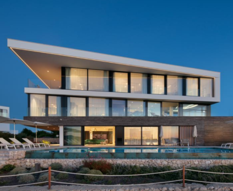 Wunderschöne moderne Villa in erster Linie am Strand in der Gegend von Zadar 