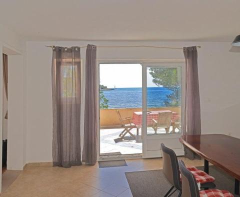 Haus in erster Meereslinie auf der Insel Solta zu verkaufen - foto 17
