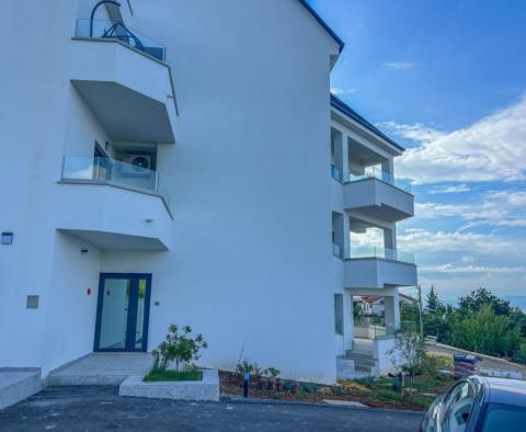 Perfekte Wohnung im Erdgeschoss eines neuen Gebäudes mit Terrasse und Meerblick in Icici, in der Nähe von Opatija 