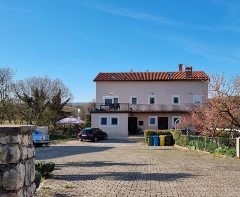 Mehrfamilienhaus am Stadtrand auf einem großzügigen Grundstück im Raum Labin 