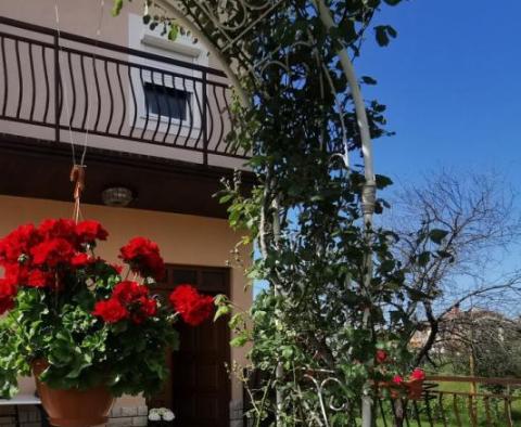 Mehrfamilienhaus am Stadtrand auf einem großzügigen Grundstück im Raum Labin - foto 4