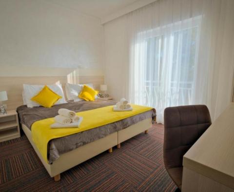 Pěkný přímořský hotel na pláži v borovicích - pic 14