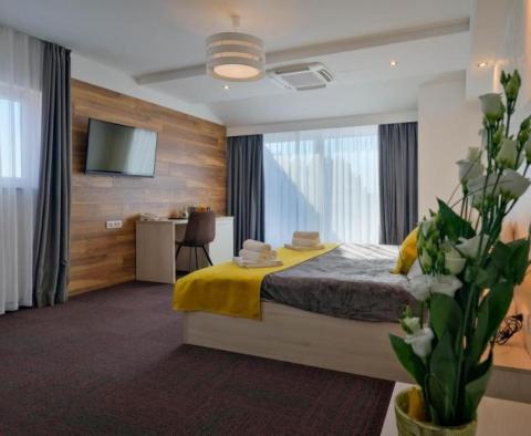 Pěkný přímořský hotel na pláži v borovicích - pic 18