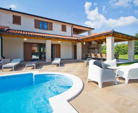Belle villa avec piscine dans un environnement verdoyant du quartier de Labin - pic 2
