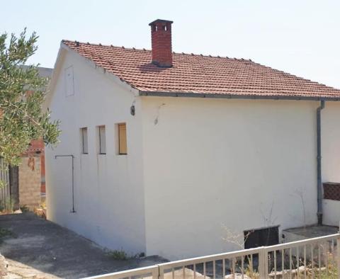Freistehendes Haus 110 m vom Meer entfernt, mit Terrasse und Meerblick in Ciovo, Mavarstica - foto 3