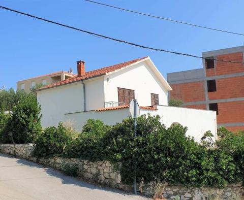 Freistehendes Haus 110 m vom Meer entfernt, mit Terrasse und Meerblick in Ciovo, Mavarstica - foto 6