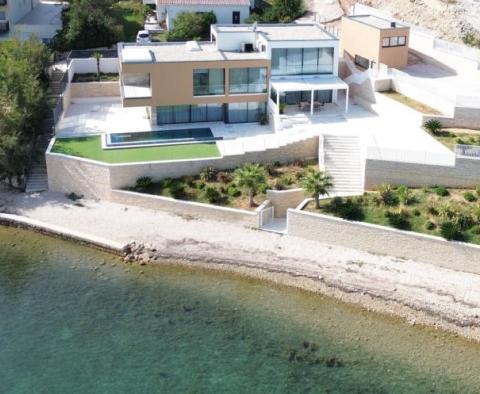 Superbe villa design de 1ère ligne près de Zadar avec plage presque privée et possibilité d'amarrage - pic 10