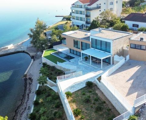 Superbe villa design de 1ère ligne près de Zadar avec plage presque privée et possibilité d'amarrage - pic 12