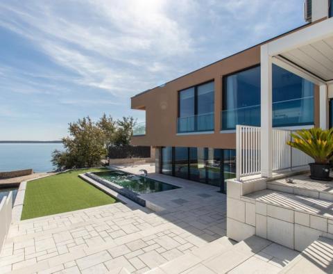 Superbe villa design de 1ère ligne près de Zadar avec plage presque privée et possibilité d'amarrage - pic 6