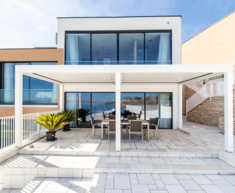 Superbe villa design de 1ère ligne près de Zadar avec plage presque privée et possibilité d'amarrage - pic 13