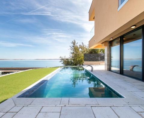 Superbe villa design de 1ère ligne près de Zadar avec plage presque privée et possibilité d'amarrage - pic 2
