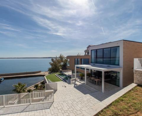 Superbe villa design de 1ère ligne près de Zadar avec plage presque privée et possibilité d'amarrage - pic 7
