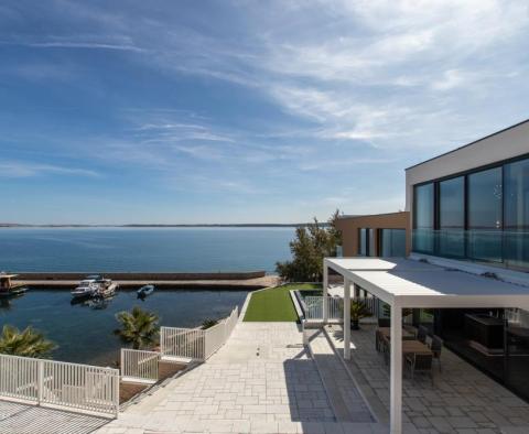 Superbe villa design de 1ère ligne près de Zadar avec plage presque privée et possibilité d'amarrage - pic 14