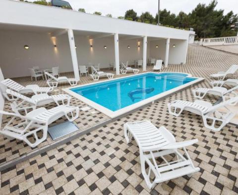 Апарт-отель с бассейном на Чиово в 100 метрах от моря - фото 4