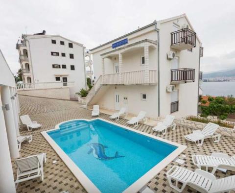 Апарт-отель с бассейном на Чиово в 100 метрах от моря 