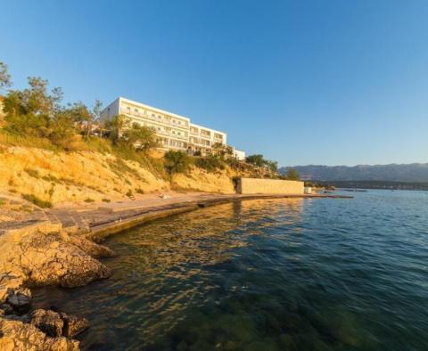 První linie nového hotelu u pláže na prodej v oblasti Zadaru s lázeňským centrem! - pic 16