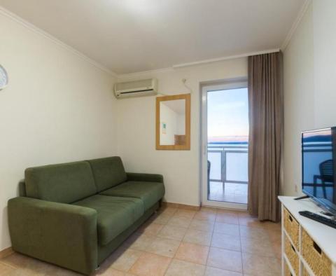 První linie nového hotelu u pláže na prodej v oblasti Zadaru s lázeňským centrem! - pic 25