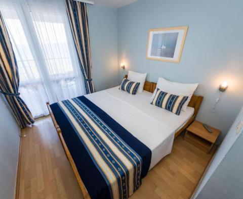 První linie nového hotelu u pláže na prodej v oblasti Zadaru s lázeňským centrem! - pic 27