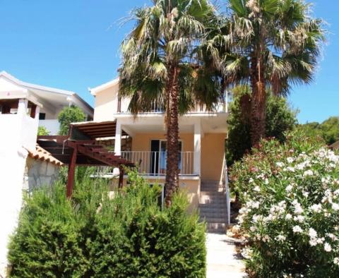 Detached three apartment house, 90 m from the sea on Vis island 