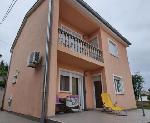 Дом в Нови Винодолски по доступной цене в 400 метрах от моря 