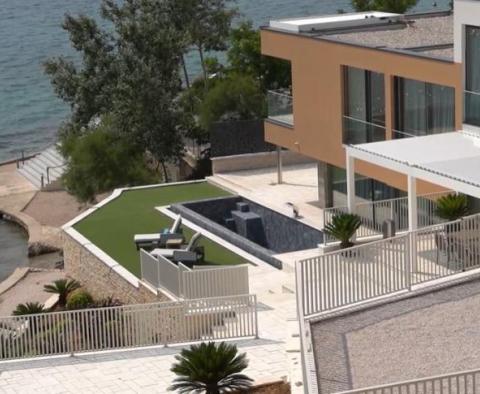 Superbe villa design de 1ère ligne près de Zadar avec plage presque privée et possibilité d'amarrage - pic 62
