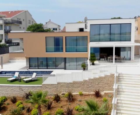 Superbe villa design de 1ère ligne près de Zadar avec plage presque privée et possibilité d'amarrage - pic 63