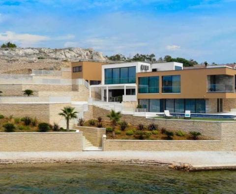 Superbe villa design de 1ère ligne près de Zadar avec plage presque privée et possibilité d'amarrage 