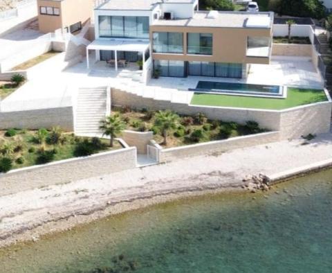 Superbe villa design de 1ère ligne près de Zadar avec plage presque privée et possibilité d'amarrage - pic 66