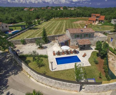 Élégante villa en pierre avec piscine et bâtiment supplémentaire - pic 4