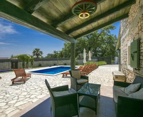Élégante villa en pierre avec piscine et bâtiment supplémentaire - pic 7