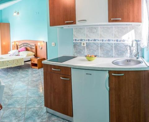 Dům 8 apartmánů ve Starigradu s výhledem na moře - pic 39